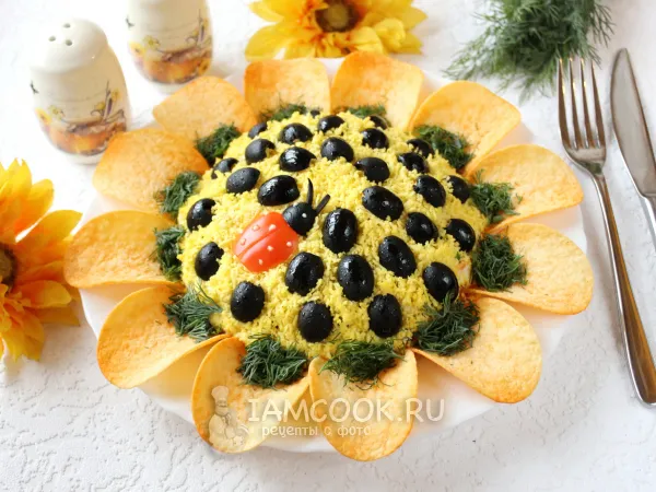 Фото готового блюда: Салат «Подсолнух» с корейской морковью