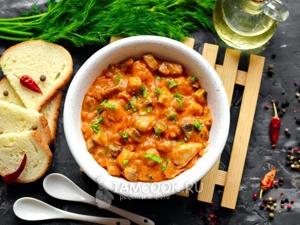 Фото готового блюда: Гуляш из курицы и шампиньонов в томатной подливе