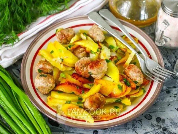 Фото готового блюда: Жареный картофель с фрикадельками