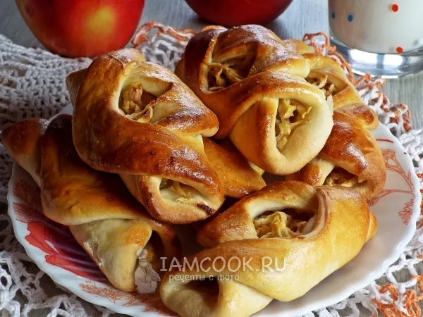 Фото готового блюда: Булочки с яблоками из быстрого теста