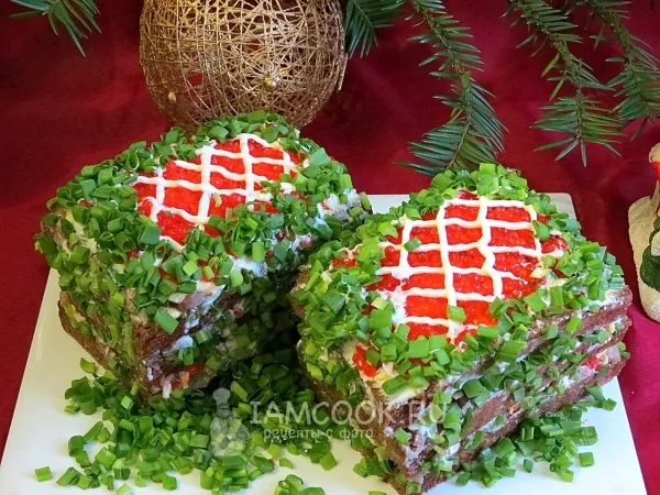 Фото блюда: Закусочный тортик с икрой и сельдью