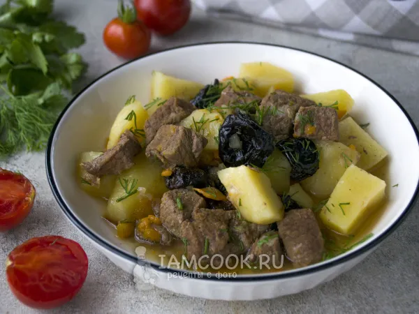 Фото блюда: Тушеный картофель с говядиной и черносливом