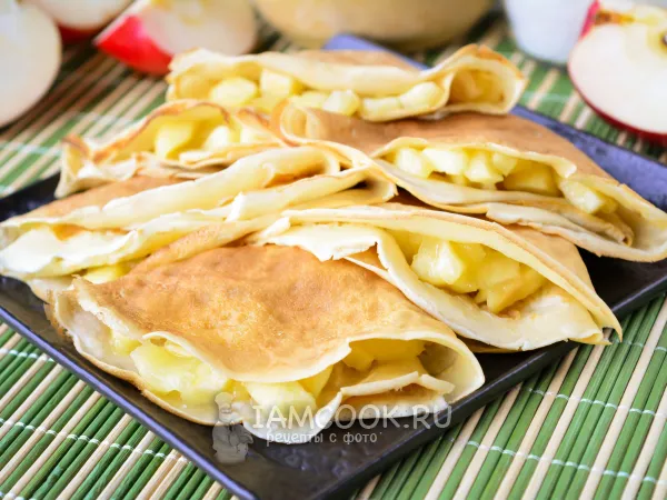 Фото готового блюда: Блины с яблочной начинкой
