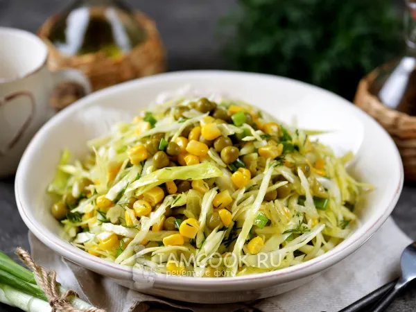 Фото готового блюда: Салат из капусты с горошком и кукурузой