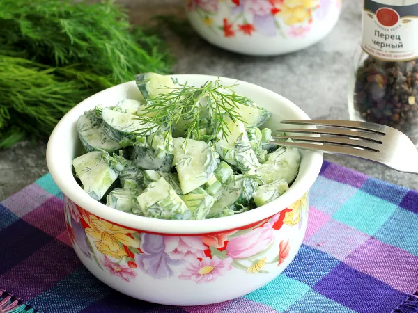 Фото готового блюда: Салат из огурцов и зеленого лука со сметаной