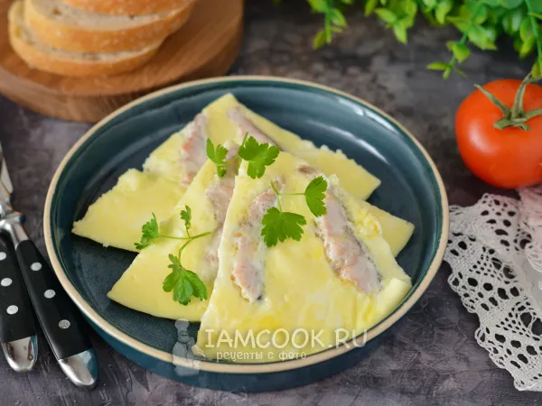 Фото блюда: Горбуша в омлете на сковороде