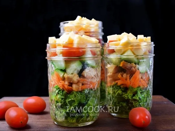 Фото блюда: Салат с курицей и капустой кейл в банке