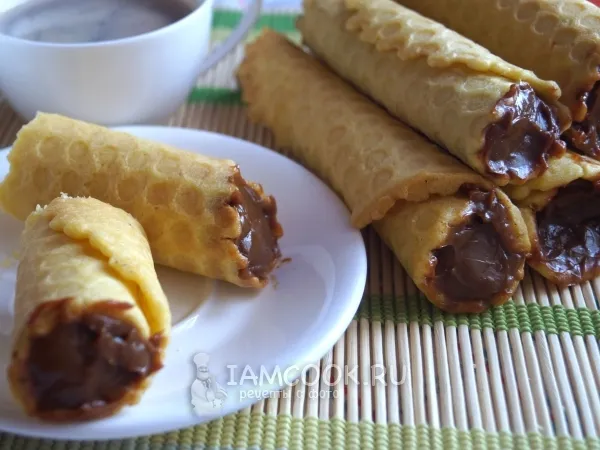 Фото готового блюда: Вафельные трубочки со сгущенкой