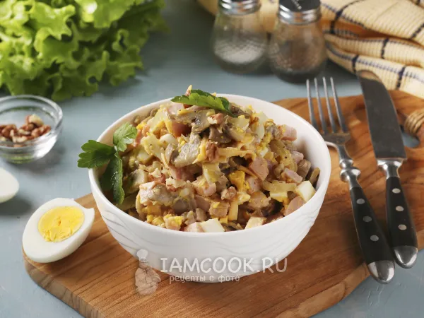 Фото готового блюда: Салат «Боярский» с бужениной и грибами