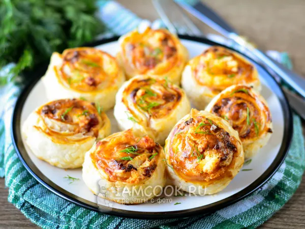 Фото блюда: Мини-пицца «Улитка» (из слоеного теста)