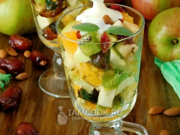 Фото готового блюда: Фруктовый салат с орехами и финиками