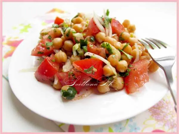 Фото блюда: Салат с горохом нут и помидорами