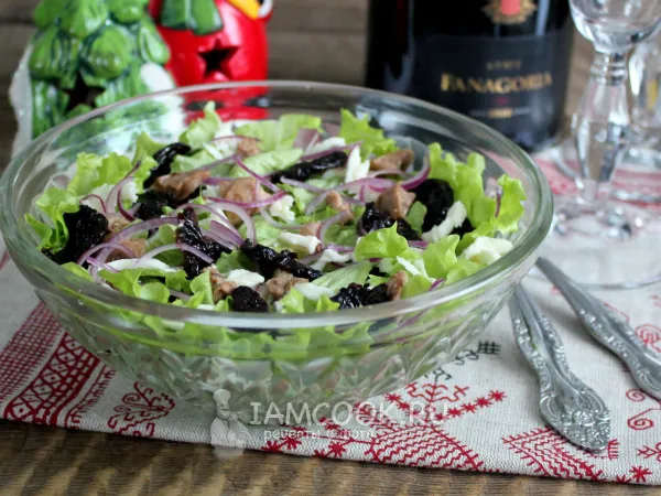 Фото готового блюда: Салат с печенью трески и черносливом