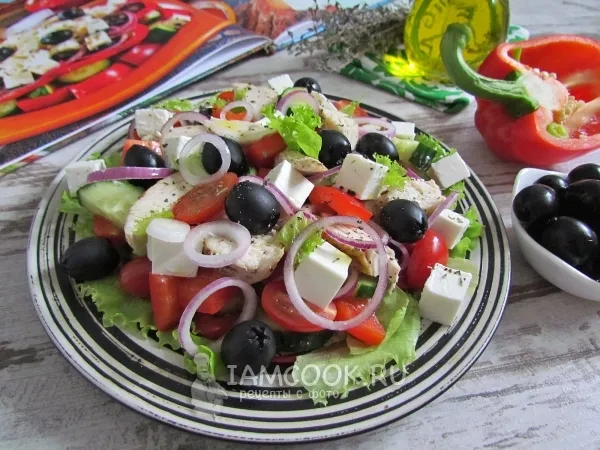 Фото готового блюда: Салат «Греческий» с курицей