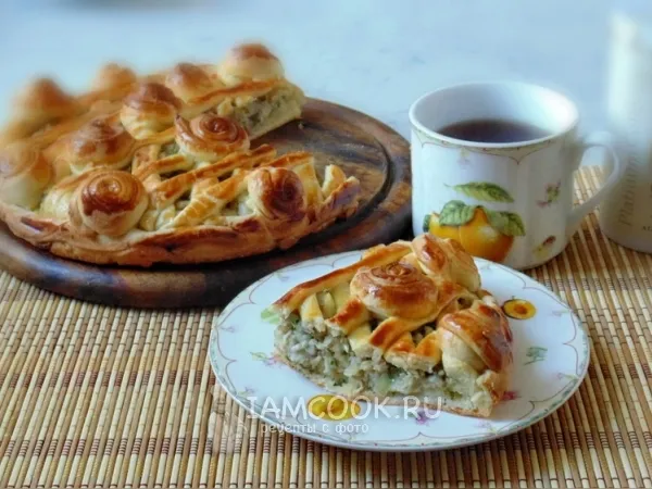 Фото готового блюда: Пирог с рыбой из слоеного теста