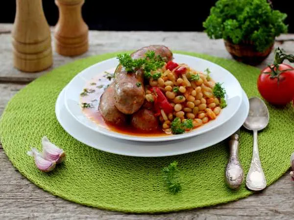 Фото блюда: Колбаски с фасолью в томатном соусе