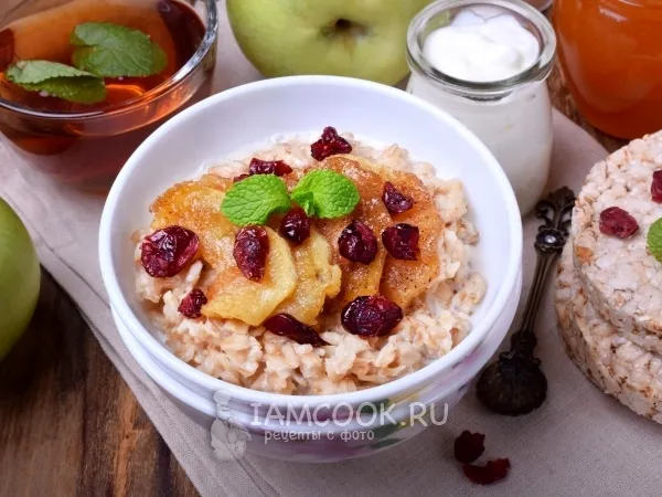 Фото блюда: Овсяная каша с топпингом из жареных яблок и вяленой клюквы