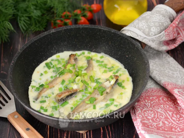 Фото блюда: Рыба с яйцом и зеленым луком на сковороде