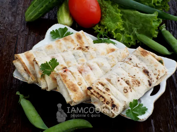 Фото готового блюда: Лаваш на мангале с сыром и помидорами