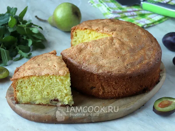 Фото готового блюда: Шарлотка с грушами и сливами