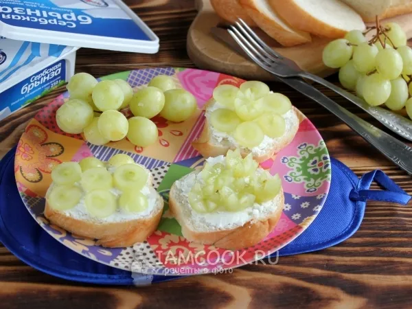Фото блюда: Бутерброд с брынзой и виноградом