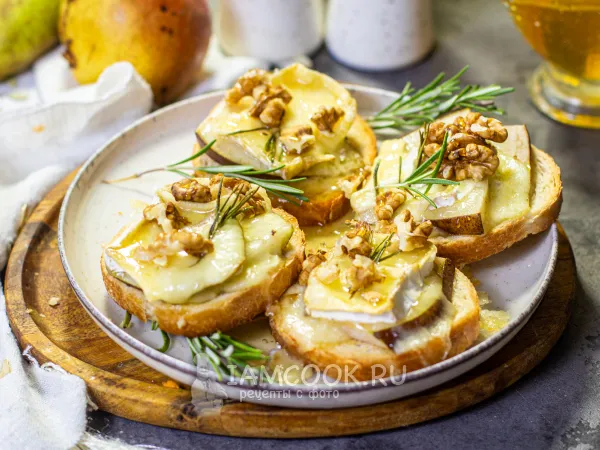 Фото готового блюда: Брускетта с грушей и сыром бри