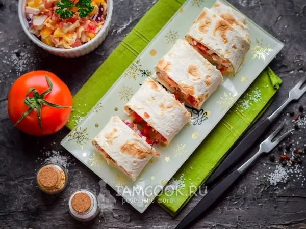 Фото готового блюда: Рулет из лаваша с крабовыми палочками и болгарским перцем