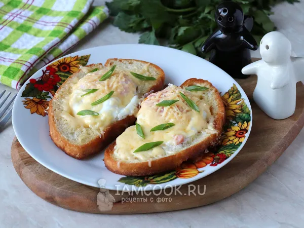 Фото готового блюда: Яичница в хлебе с колбасой и сыром на сковороде