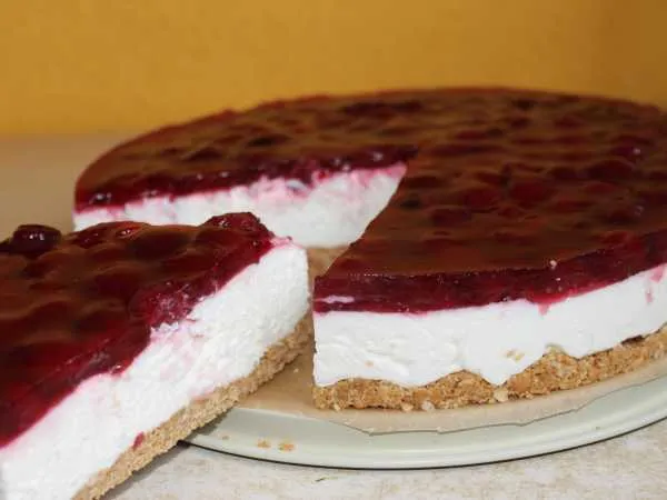 Фото готового блюда: Торт без выпечки с вишней