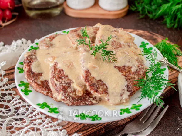 Фото блюда: Печеночные оладьи в сметанном соусе