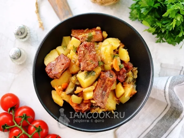 Фото готового блюда: Тушеные копченые ребра с картошкой в сковороде
