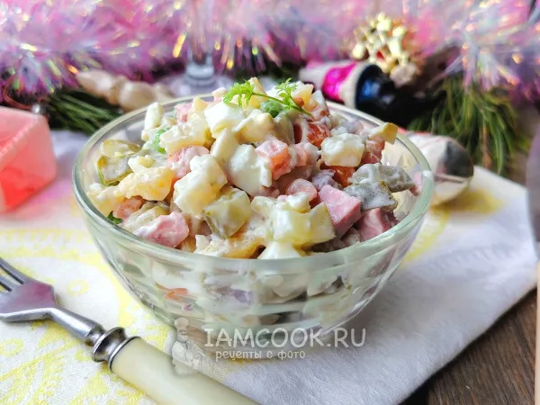 Фото готового блюда: Салат Оливье с сосисками и маринованным луком