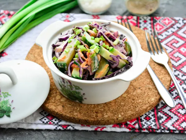 Фото готового блюда: Салат с краснокочанной капустой и свежими огурцами