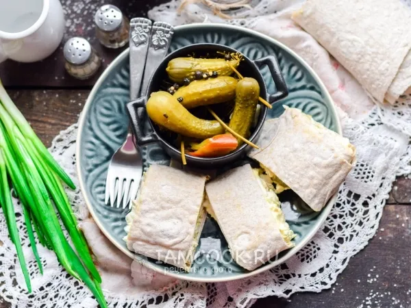 Фото готового блюда: Рулет из лаваша с курицей, яйцами и соленым огурцом