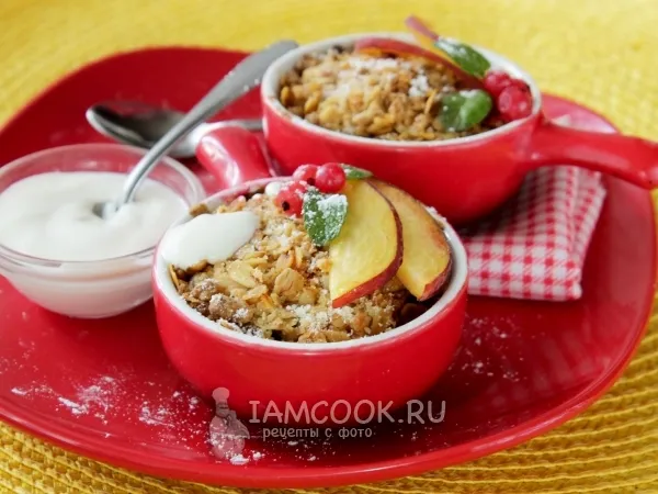 Фото готового блюда: Крамбл с персиками и красной смородиной