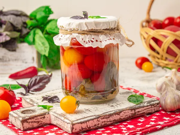 Фото блюда: Маринованные помидоры черри с базиликом на зиму