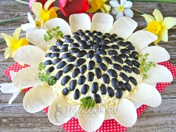 Фото готового блюда: Классический салат Подсолнух с чипсами