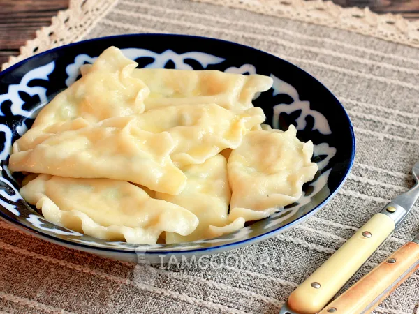 Фото блюда: Вареники с творогом и чесноком зеленым