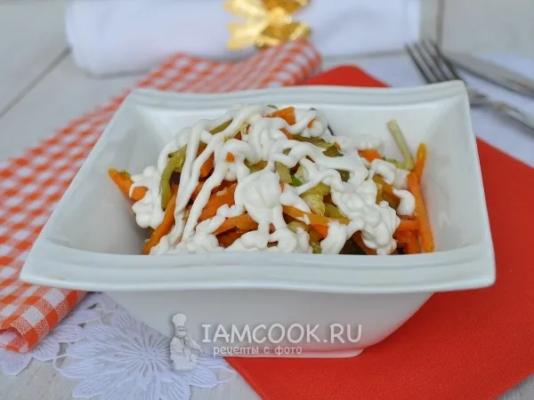 Фото готового блюда: Салат «Лисичка» с корейской морковкой