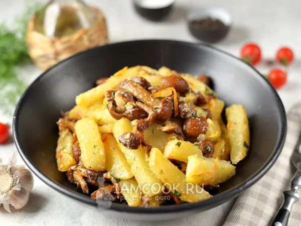 Фото готового блюда: Жареные опята с картошкой в сметане