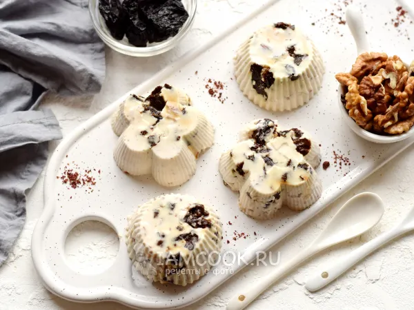 Фото готового блюда: Бланманже с орехами и черносливом