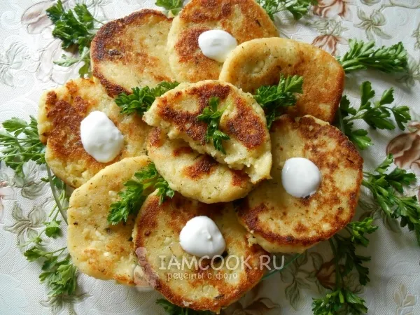 Фото готового блюда: Оладьи из картофельного пюре с творогом, зеленью и чесноком