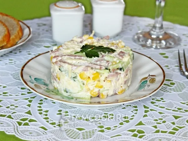 Фото готового блюда: Салат с ветчиной, кукурузой, сыром и свежим огурцом