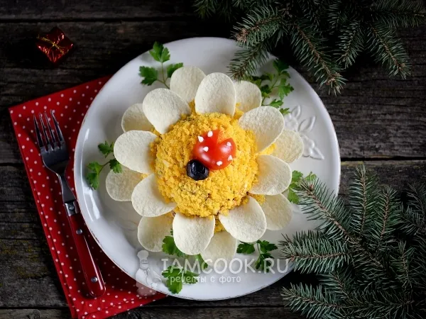 Фото готового блюда: Салат с чипсами и копченой колбасой