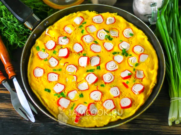 Фото готового блюда: Омлет с крабовыми палочками