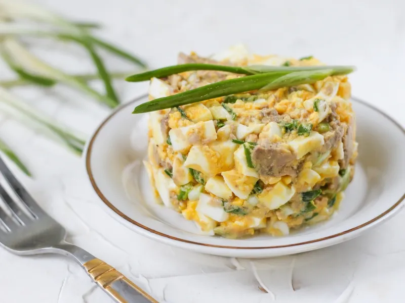 Фото блюда: Салат с печенью трески, яйцом и луком