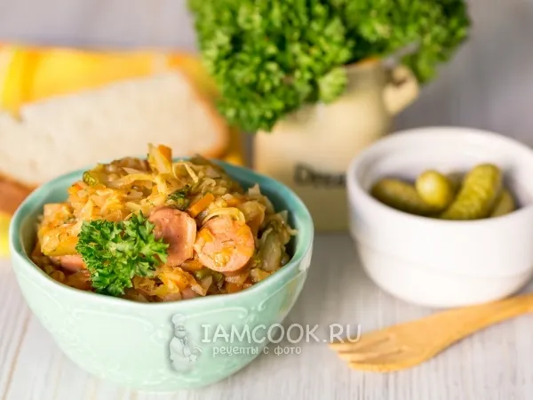 Фото блюда: Тушеная капуста с сосисками и цукини