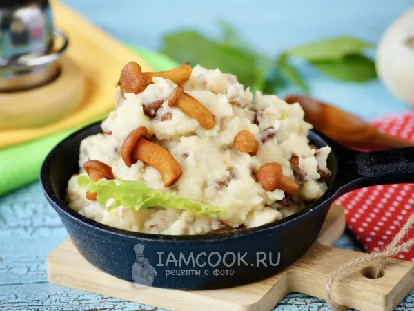 Фото готового блюда: Картофельное пюре с лисичками