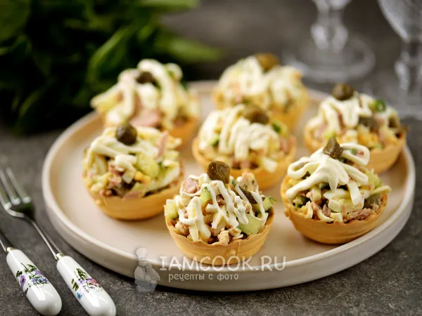 Фото готового блюда: Тарталетки с тунцом и огурцом