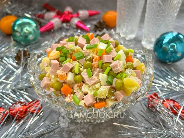 Фото готового блюда: Оливье из 90-х (с майонезно-сметанной заправкой)